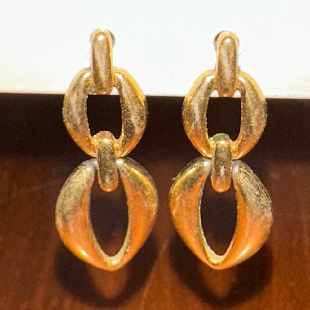 Vintage 80s Shiny Gold-Tone Door Knocker Post Earrings‎